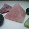 Bild von rosafarbenen und grünen Steinen für die Edelstein-Therapie